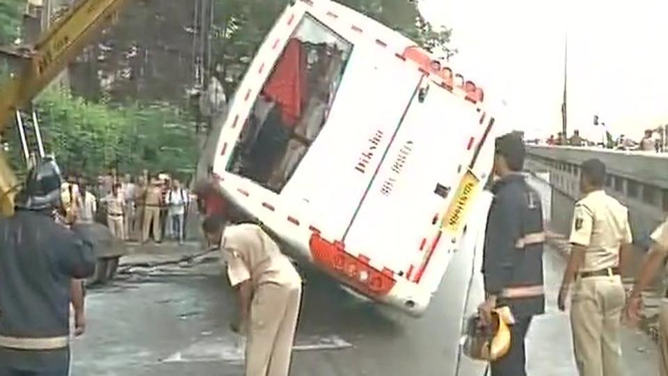 ಉರುಳಿ ಬಿದ್ದ ಬಸ್, ಓರ್ವ ಸಾವು, 35 ಜನರಿಗೆ ಗಾಯ